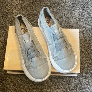 Kids gray toddler size 10 shoes by Blowfish